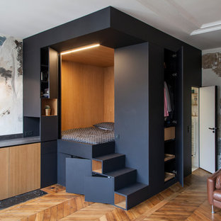 Idee per una piccola camera matrimoniale minimal con pareti nere, parquet scuro e nessun camino