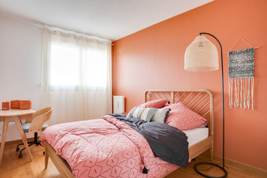 パリにある地中海スタイルのおしゃれな寝室 (赤い壁)