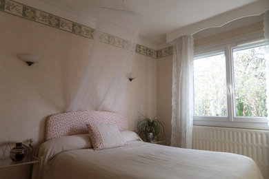 Idées déco pour une chambre classique de taille moyenne avec un mur beige et sol en stratifié.