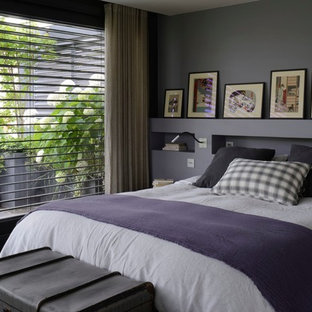 Exemple d'une chambre parentale tendance de taille moyenne avec un mur violet et aucune cheminée.
