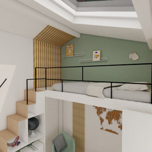 Diseño de dormitorio tipo loft, nórdico, pequeño, sin chimenea, con paredes verdes y suelo de madera en tonos medios