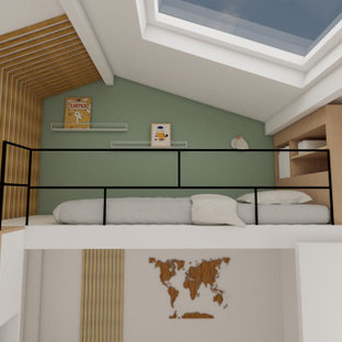 Ejemplo de dormitorio tipo loft, escandinavo, pequeño, sin chimenea, con paredes verdes y suelo de madera en tonos medios