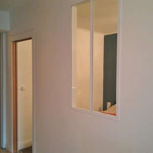 Ejemplo de dormitorio principal, actual, pequeño, con paredes azules, suelo laminado y suelo azul