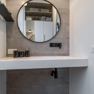 Modelo de dormitorio principal, minimalista, pequeño, con paredes grises, suelo de baldosas de cerámica y suelo gris