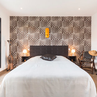 Aménagement d'une chambre parentale exotique de taille moyenne avec un mur multicolore et un sol en carrelage de céramique.