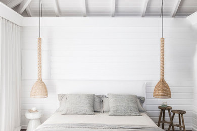Maritimes Schlafzimmer ohne Kamin mit weißer Wandfarbe und dunklem Holzboden in Paris