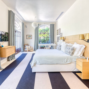 Inspiration pour une chambre parentale design avec un mur blanc, aucune cheminée et un sol blanc.