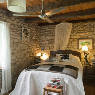 Inspiration pour une chambre d'amis rustique de taille moyenne avec un sol en bois brun.