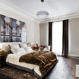 Cette photo montre une chambre chic avec un mur blanc, un sol en bois foncé et un sol marron.