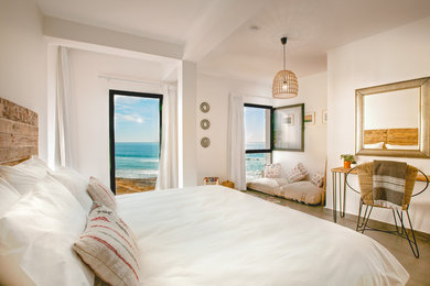 Foto de dormitorio mediterráneo con paredes blancas y suelo de baldosas de cerámica