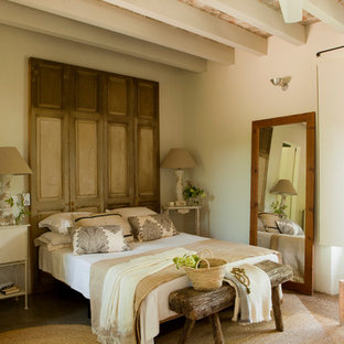 Idée de décoration pour une chambre parentale champêtre de taille moyenne avec un mur blanc.