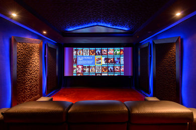 Modelo de cine en casa cerrado contemporáneo grande con moqueta, pared multimedia, paredes multicolor y suelo rojo