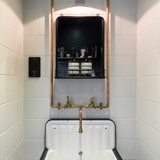 Ispirazione per un piccolo bagno di servizio scandinavo con piastrelle bianche, pareti bianche e lavabo sospeso