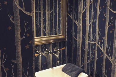 エディンバラにあるトラディショナルスタイルのおしゃれなトイレ・洗面所の写真