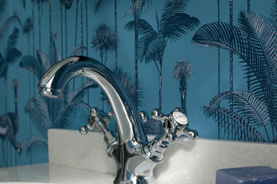 Idee per un piccolo bagno di servizio boho chic con ante in stile shaker, ante bianche, pareti blu, lavabo da incasso, top in marmo e top bianco