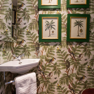 Esempio di un piccolo bagno di servizio tropicale con parquet chiaro, lavabo sospeso, pavimento beige e pareti multicolore