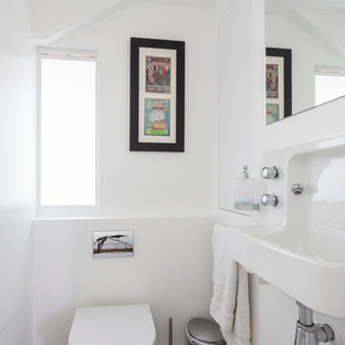 Foto di un piccolo bagno di servizio contemporaneo con lavabo sospeso, pareti bianche e parquet scuro