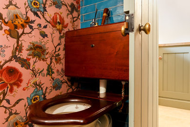 バークシャーにあるエクレクティックスタイルのおしゃれなトイレ・洗面所の写真