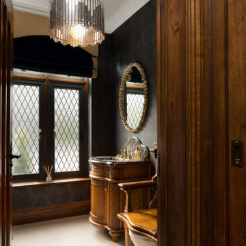Lindenwood Manor - Bathroom with Throne Toilet