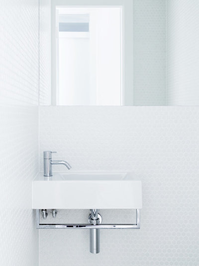 Moderne Lille badeværelse by Amos Goldreich Architecture