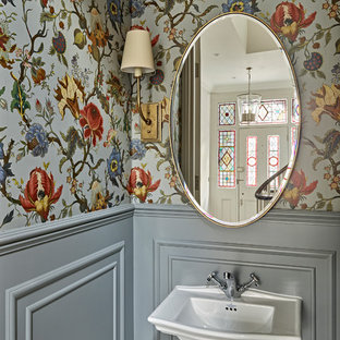 Esempio di un bagno di servizio classico di medie dimensioni con lavabo sospeso e pareti multicolore