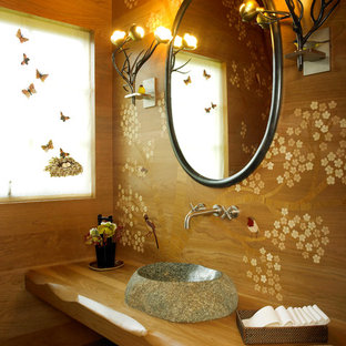 Inspiration pour un WC et toilettes asiatique avec une vasque, un placard sans porte, des portes de placard en bois brun, un plan de toilette en bois et un plan de toilette marron.