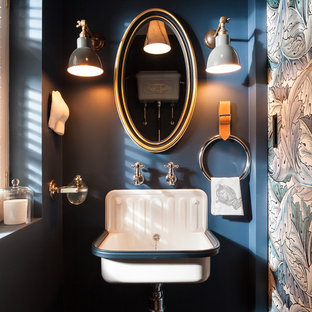 Foto di un bagno di servizio country con pareti blu e lavabo sospeso