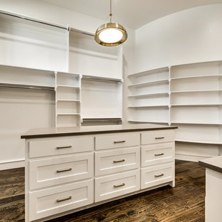 Idee per una grande cabina armadio unisex mediterranea con ante in stile shaker, ante bianche e parquet scuro