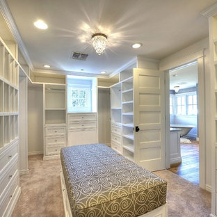 Cette photo montre un dressing et rangement craftsman.