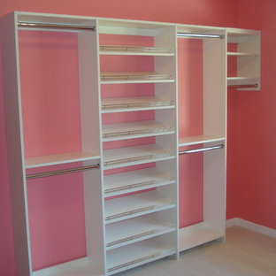 Ispirazione per un'ampia cabina armadio per donna minimal con ante con bugna sagomata, ante bianche, moquette e pavimento bianco