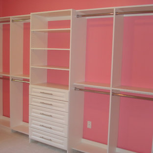 Ispirazione per un'ampia cabina armadio per donna contemporanea con ante con bugna sagomata, ante bianche, moquette e pavimento bianco