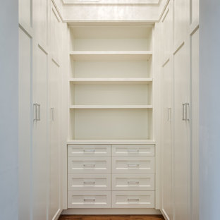 Foto de armario vestidor de hombre, actual, pequeño, con armarios estilo shaker, puertas de armario blancas y suelo de madera en tonos medios