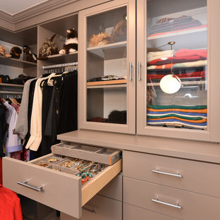 Modelo de armario vestidor de mujer, retro, de tamaño medio, con armarios tipo vitrina, puertas de armario beige, suelo de baldosas de porcelana y suelo beige