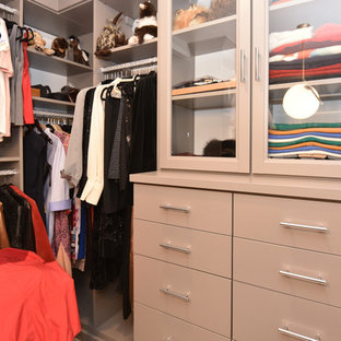 Diseño de armario vestidor de mujer, vintage, de tamaño medio, con armarios tipo vitrina, puertas de armario beige y suelo beige
