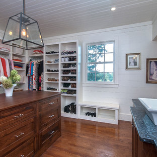 Foto de armario y vestidor de estilo de casa de campo, de tamaño medio, con armarios con rebordes decorativos, puertas de armario marrones, suelo de madera en tonos medios y suelo marrón