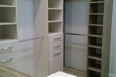 Imagen de armario vestidor unisex tradicional renovado de tamaño medio con armarios con paneles lisos y puertas de armario de madera oscura