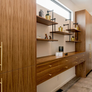 Diseño de armario vestidor unisex, vintage, grande, con armarios con paneles lisos, puertas de armario de madera oscura, suelo de baldosas de cerámica y suelo gris