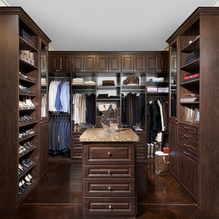 Modelo de armario vestidor unisex, tradicional, con armarios con paneles con relieve, puertas de armario de madera en tonos medios, suelo de cemento y suelo marrón