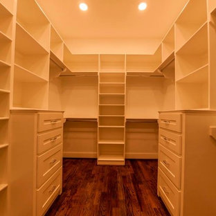Mittelgroßer, Neutraler Klassischer Begehbarer Kleiderschrank mit Schrankfronten im Shaker-Stil, weißen Schränken und braunem Holzboden in Houston