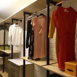 Esempio di una cabina armadio unisex industriale di medie dimensioni con moquette, pavimento grigio, nessun'anta e ante in legno chiaro
