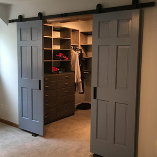 Foto de armario vestidor unisex, de estilo de casa de campo, pequeño, con armarios con paneles lisos, puertas de armario grises y moqueta