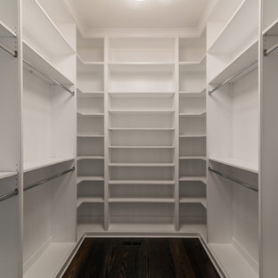 Idéer för ett mellanstort klassiskt walk-in-closet för könsneutrala, med öppna hyllor, vita skåp och mörkt trägolv