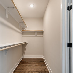 Foto de armario vestidor unisex, retro, de tamaño medio, con suelo de madera en tonos medios y suelo marrón