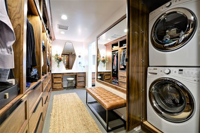 Foto de armario vestidor unisex actual grande con armarios estilo shaker, puertas de armario de madera oscura, suelo de baldosas de porcelana y suelo gris