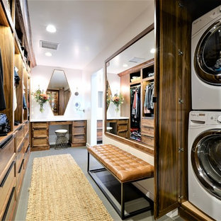 Bild på ett stort funkis walk-in-closet för könsneutrala, med skåp i shakerstil, skåp i mellenmörkt trä, klinkergolv i porslin och grått golv