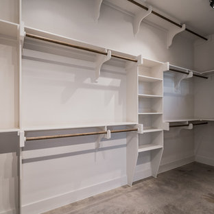 Ejemplo de armario vestidor unisex, de estilo de casa de campo, con suelo de cemento