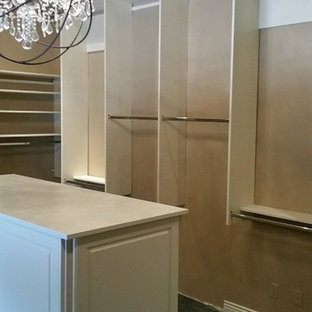 Idéer för att renovera ett stort vintage walk-in-closet för könsneutrala, med beige skåp, heltäckningsmatta och grönt golv