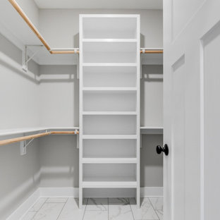 Modelo de armario vestidor unisex, de estilo de casa de campo, grande, con suelo de baldosas de cerámica y suelo blanco
