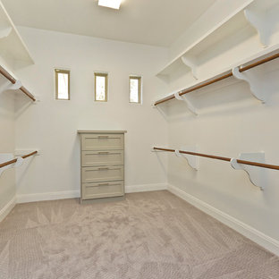 Foto de vestidor unisex, tradicional renovado, de tamaño medio, con armarios estilo shaker, puertas de armario beige y moqueta