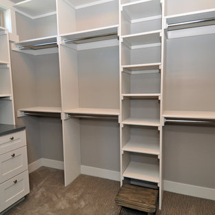 Klassisk inredning av ett mellanstort walk-in-closet för könsneutrala, med skåp i shakerstil, vita skåp och heltäckningsmatta